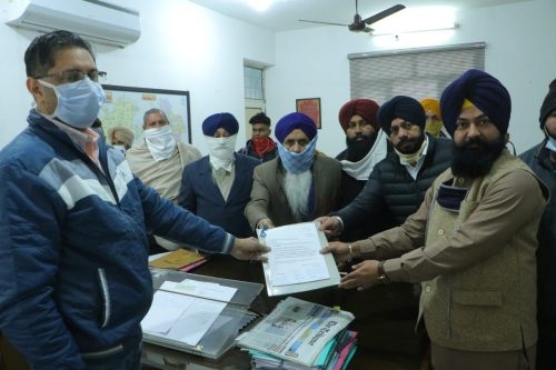 ਅਕਾਲੀ- ਬਸਪਾ ਗਠਜੋੜ ਵਫਦ ਨੇ ਐਸਡੀਐਮ ਨੂੰ ਦਿੱਤਾ ਮੰਗ ਪੱਤਰ – ਭਗਤ ਰਵਿਦਾਸ ਦੇ ਗੁਰਪੁਰਬ ਦੇ ਮੱਦੇਨਜ਼ਰ ਪੰਜਾਬ ਵਿੱਚ ਚੋਣ ਤਾਰੀਖ਼ ਬਦਲਣ ਦੀ ਕੀਤੀ ਮੰਗ ਅਕਾਲੀ- ਬਸਪਾ ਗਠਜੋੜ ਵਫਦ ਨੇ ਐਸਡੀਐਮ ਨੂੰ ਦਿੱਤਾ ਮੰਗ ਪੱਤਰ – ਭਗਤ ਰਵਿਦਾਸ ਦੇ ਗੁਰਪੁਰਬ ਦੇ ਮੱਦੇਨਜ਼ਰ ਪੰਜਾਬ ਵਿੱਚ ਚੋਣ ਤਾਰੀਖ਼ ਬਦਲਣ ਦੀ ਕੀਤੀ ਮੰਗ