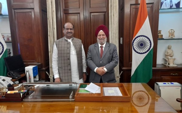 ਲੋਕ ਸਭਾ ਸਪੀਕਰ ਸ੍ਰੀ ਓਮ ਬਿਰਲਾ ਨੇ ਚੜ੍ਹਦੀਕਲਾ ਗਰੁੱਪ ਦੇ ਚੇਅਰਮੈਨ ਜਗਜੀਤ ਸਿੰਘ ਦਰਦੀ ਨੂੰ ‘ਪਦਮ ਸ਼੍ਰੀ’ ਸਨਮਾਨ ਮਿਲਣ ਤੇ ਦਿੱਤੀ ਮੁਬਾਰਕਬਾਦ ਲੋਕ ਸਭਾ ਸਪੀਕਰ ਸ੍ਰੀ ਓਮ ਬਿਰਲਾ ਨੇ ਚੜ੍ਹਦੀਕਲਾ ਗਰੁੱਪ ਦੇ ਚੇਅਰਮੈਨ ਜਗਜੀਤ ਸਿੰਘ ਦਰਦੀ ਨੂੰ ‘ਪਦਮ ਸ਼੍ਰੀ’ ਸਨਮਾਨ ਮਿਲਣ ਤੇ ਦਿੱਤੀ ਮੁਬਾਰਕਬਾਦ