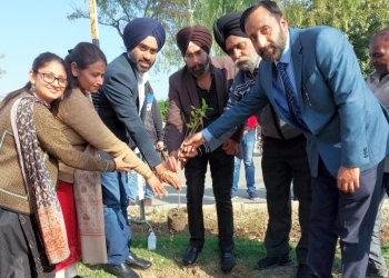 गुलज़ार ग्रुप की तरफ से विद्यार्थियों को पौधे लगानेे के लिए प्रोतसाहत करते हुए सैलफी विद्द ट्री मुहिम शुरू की गुलज़ार ग्रुप की तरफ से विद्यार्थियों को पौधे लगानेे के लिए प्रोतसाहत करते हुए सैलफी विद्द ट्री मुहिम शुरू की
