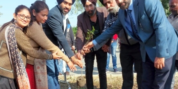 गुलज़ार ग्रुप की तरफ से विद्यार्थियों को पौधे लगानेे के लिए प्रोतसाहत करते हुए सैलफी विद्द ट्री मुहिम शुरू की गुलज़ार ग्रुप की तरफ से विद्यार्थियों को पौधे लगानेे के लिए प्रोतसाहत करते हुए सैलफी विद्द ट्री मुहिम शुरू की