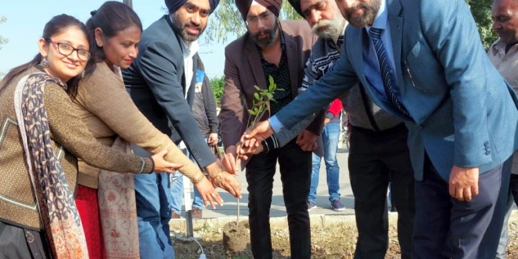 गुलज़ार ग्रुप की तरफ से विद्यार्थियों को पौधे लगानेे के लिए प्रोतसाहत करते हुए सैलफी विद्द ट्री मुहिम शुरू की गुलज़ार ग्रुप की तरफ से विद्यार्थियों को पौधे लगानेे के लिए प्रोतसाहत करते हुए सैलफी विद्द ट्री मुहिम शुरू की