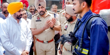 ਮੁੱਖ ਮੰਤਰੀ ਭਗਵੰਤ ਮਾਨ ਨੇ ਨਵੇਂ ਸਥਾਪਤ ਕੀਤੇ ਫਾਇਰ ਸਟੇਸ਼ਨਾਂ ਲਈ 20 ਨਵੀਆਂ ਅੱਗ ਬੁਝਾਊ ਗੱਡੀਆਂ ਨੂੰ ਦਿਖਾਈ ਹਰੀ ਝੰਡੀ    