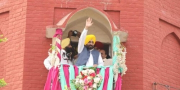  ਮੁੱਖ ਮੰਤਰੀ ਭਗਵੰਤ ਮਾਨ ਨੇ ਈਦ-ਉਲ-ਫਿਤਰ ‘ਤੇ ਮਲੇਰਕੋਟਲਾ ਦੀ ਈਦਗਾਹ ਵਿਖੇ ਕੀਤੀ ਨਮਾਜ਼ ਅਦਾ, ਸੂਬੇ ਦੇ ਲੋਕਾਂ ਨੂੰ ਦਿੱਤੀਆਂ ਵਧਾਈਆਂ