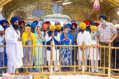 ਮੁੱਖ ਮੰਤਰੀ ਨੇ ਪਰਿਵਾਰ ਸਮੇਤ ਸ੍ਰੀ ਹਰਿਮੰਦਰ ਸਾਹਿਬ ਵਿਖੇ ਟੇਕਿਆ ਮੱਥਾ ਮੁੱਖ ਮੰਤਰੀ ਨੇ ਪਰਿਵਾਰ ਸਮੇਤ ਸ੍ਰੀ ਹਰਿਮੰਦਰ ਸਾਹਿਬ ਵਿਖੇ ਟੇਕਿਆ ਮੱਥਾ