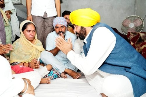 ਮੁੱਖ ਮੰਤਰੀ ਭਗਵੰਤ ਮਾਨ ਨੇ ਸ਼ਹੀਦ ਜਵਾਨ ਕੁਲਦੀਪ ਸਿੰਘ ਦੇ ਪਰਿਵਾਰ ਨਾਲ ਮੁਲਾਕਾਤ ਕਰਕੇ ਕੀਤਾ ਦੁੱਖ ਸਾਂਝਾਂ ਮੁੱਖ ਮੰਤਰੀ ਭਗਵੰਤ ਮਾਨ ਨੇ ਸ਼ਹੀਦ ਜਵਾਨ ਕੁਲਦੀਪ ਸਿੰਘ ਦੇ ਪਰਿਵਾਰ ਨਾਲ ਮੁਲਾਕਾਤ ਕਰਕੇ ਕੀਤਾ ਦੁੱਖ ਸਾਂਝਾਂ