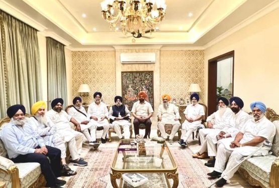ਅਕਾਲੀ ਦਲ ‘ਚ ਗੁੱਸਾ ਤੇਜ਼: ਸੁਖਬੀਰ ਬਾਦਲ ਨੇ ਬਗਾਵਤ ਨਾਲ ਨਜਿੱਠਣ ਲਈ ਬਣਾਈ ਅਨੁਸ਼ਾਸਨੀ ਕਮੇਟੀ; ਪਾਰਟੀ ਅੰਦਰ ਲੀਡਰਸ਼ਿਪ ਦਾ ਵਿਰੋਧ ਜਾਰੀ ਹੈ ਅਕਾਲੀ ਦਲ ‘ਚ ਗੁੱਸਾ ਤੇਜ਼: ਸੁਖਬੀਰ ਬਾਦਲ ਨੇ ਬਗਾਵਤ ਨਾਲ ਨਜਿੱਠਣ ਲਈ ਬਣਾਈ ਅਨੁਸ਼ਾਸਨੀ ਕਮੇਟੀ; ਪਾਰਟੀ ਅੰਦਰ ਲੀਡਰਸ਼ਿਪ ਦਾ ਵਿਰੋਧ ਜਾਰੀ ਹੈ
