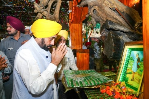 ਮੁੱਖ ਮੰਤਰੀ ਭਗਵੰਤ ਮਾਨ ਨੇ ਟਿੱਲਾ ਬਾਬਾ ਸ਼ੇਖ ਫ਼ਰੀਦ ਵਿਖੇ ਟੇਕਿਆ ਮੱਥਾ
