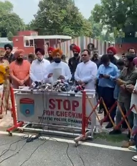 ਕਾਂਗਰਸੀ ਆਗੂਆਂ ਵੱਲੋਂ ਰਾਜਪਾਲ ਨਾਲ ਮੁਲਾਕਾਤ; ਪੰਜਾਬ ਸਰਕਾਰ ਦੀ ਸ਼ਰਾਬ ਨੀਤੀ ਦੀ ਸੀਬੀਆਈ ਜਾਂਚ ਦੀ ਕੀਤੀ ਮੰਗ ਕਾਂਗਰਸੀ ਆਗੂਆਂ ਵੱਲੋਂ ਰਾਜਪਾਲ ਨਾਲ ਮੁਲਾਕਾਤ; ਪੰਜਾਬ ਸਰਕਾਰ ਦੀ ਸ਼ਰਾਬ ਨੀਤੀ ਦੀ ਸੀਬੀਆਈ ਜਾਂਚ ਦੀ ਕੀਤੀ ਮੰਗ