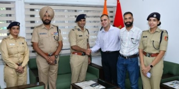 ਸੁਖ਼ਨਾ ਝੀਲ ਵਿੱਚ ਡੁੱਬ ਰਹੇ ਨੌਜਵਾਨ ਨੂੰ ਬਚਾਉਣ ਵਾਲੇ ਮੇਜਰ ਅਤੇ ਸਾਫਟਵੇਅਰ ਇੰਜੀਨੀਅਰ ਨਾਲ ਐਸਐਸਪੀ ਚੰਡੀਗੜ੍ਹ ਨੇ ਕੀਤੀ ਮੁਲਾਕਾਤ