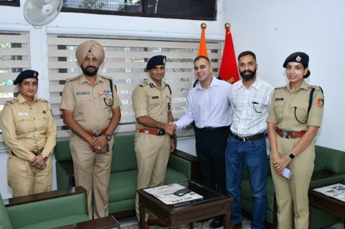 ਸੁਖ਼ਨਾ ਝੀਲ ਵਿੱਚ ਡੁੱਬ ਰਹੇ ਨੌਜਵਾਨ ਨੂੰ ਬਚਾਉਣ ਵਾਲੇ ਮੇਜਰ ਅਤੇ ਸਾਫਟਵੇਅਰ ਇੰਜੀਨੀਅਰ ਨਾਲ ਐਸਐਸਪੀ ਚੰਡੀਗੜ੍ਹ ਨੇ ਕੀਤੀ ਮੁਲਾਕਾਤ ਸੁਖ਼ਨਾ ਝੀਲ ਵਿੱਚ ਡੁੱਬ ਰਹੇ ਨੌਜਵਾਨ ਨੂੰ ਬਚਾਉਣ ਵਾਲੇ ਮੇਜਰ ਅਤੇ ਸਾਫਟਵੇਅਰ ਇੰਜੀਨੀਅਰ ਨਾਲ ਐਸਐਸਪੀ ਚੰਡੀਗੜ੍ਹ ਨੇ ਕੀਤੀ ਮੁਲਾਕਾਤ