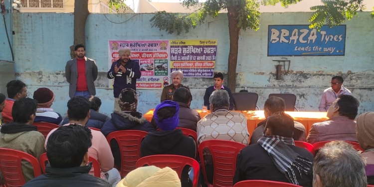 ਸੜਕ ਸੁਰੱਖਿਆ ਹਫਤਾ ਤਹਿਤ ਟਰੱਕ ਯੂਨੀਅਨ ਫਾਜਿਲਕਾ ਵਿਖੇ ਸੈਮੀਨਾਰ ਕਰਵਾਇਆ ਗਿਆ