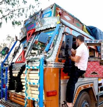 कांग्रेस नेता राहुल गांधी अंबाला से चंडीगढ़ ट्रक मे सफर तय कर पहुंचे