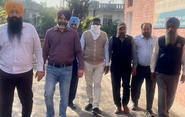 ਵਿਜੀਲੈਂਸ ਬਿਊਰੋ ਵੱਲੋਂ ਐਸ.ਬੀ.ਐਸ. ਨਗਰ ਦੀਆਂ ਅਨਾਜ ਮੰਡੀਆਂ ‘ਚ ਲੇਬਰ ਤੇ ਟਰਾਂਸਪੋਰਟੇਸ਼ਨ ਟੈਂਡਰ ਘੁਟਾਲੇ ਨਾਲ ਸਬੰਧਤ ਇੱਕ ਹੋਰ ਦੋਸ਼ੀ ਕਾਬੂ ਵਿਜੀਲੈਂਸ ਬਿਊਰੋ ਵੱਲੋਂ ਐਸ.ਬੀ.ਐਸ. ਨਗਰ ਦੀਆਂ ਅਨਾਜ ਮੰਡੀਆਂ ‘ਚ ਲੇਬਰ ਤੇ ਟਰਾਂਸਪੋਰਟੇਸ਼ਨ ਟੈਂਡਰ ਘੁਟਾਲੇ ਨਾਲ ਸਬੰਧਤ ਇੱਕ ਹੋਰ ਦੋਸ਼ੀ ਕਾਬੂ