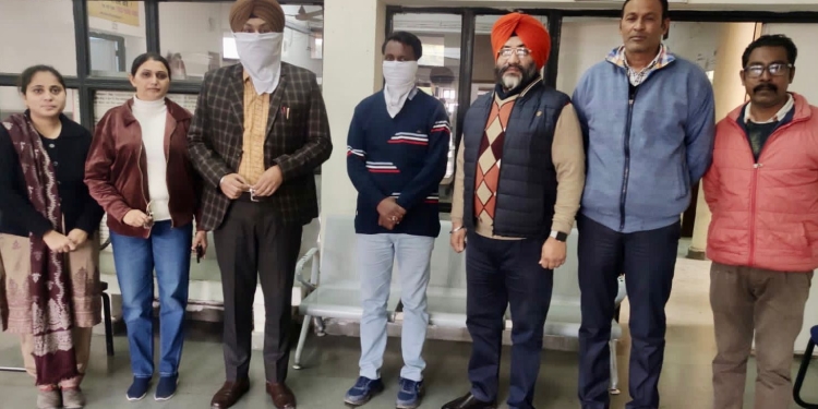 ਇੱਕ ਲੱਖ ਰੁਪਏ ਰਿਸ਼ਵਤ ਮੰਗਣ ਦੇ ਦੋਸ਼ ਹੇਠ ਜਲ ਸਪਲਾਈ ਤੇ ਸੈਨੀਟੇਸ਼ਨ ਵਿਭਾਗ ਦੇ ਐਸ.ਡੀ.ਓ. ਅਤੇ ਫਿਟਰ ਹੈਲਪਰ ਵਿਜੀਲੈਂਸ ਵੱਲੋਂ ਗ੍ਰਿਫਤਾਰ ਇੱਕ ਲੱਖ ਰੁਪਏ ਰਿਸ਼ਵਤ ਮੰਗਣ ਦੇ ਦੋਸ਼ ਹੇਠ ਜਲ ਸਪਲਾਈ ਤੇ ਸੈਨੀਟੇਸ਼ਨ ਵਿਭਾਗ ਦੇ ਐਸ.ਡੀ.ਓ. ਅਤੇ ਫਿਟਰ ਹੈਲਪਰ ਵਿਜੀਲੈਂਸ ਵੱਲੋਂ ਗ੍ਰਿਫਤਾਰ