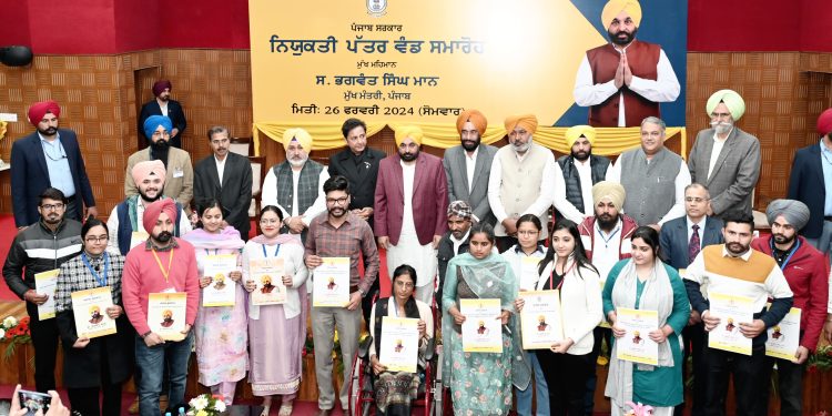 ਮੁੱਖ ਮੰਤਰੀ ਭਗਵੰਤ ਮਾਨ ਨੇ ਵੱਖ-ਵੱਖ ਵਿਭਾਗਾਂ ਵਿੱਚ ਨਵੇਂ ਭਰਤੀ ਹੋਏ 457 ਮੁਲਾਜ਼ਮਾਂ ਨੂੰ ਸੌਂਪੇ ਨਿਯੁਕਤੀ ਪੱਤਰ 