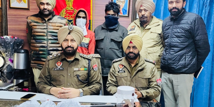 ਮਲੇਰਕੋਟਲਾ ਪੁਲਿਸ ਨੇ ਯੈੱਸ ਬੈਂਕ ਲੁੱਟ ਦੀ ਕੋਸ਼ਿਸ਼ ਨੂੰ ਨਾਕਾਮ ਕਰਕੇ 3 ਲੁਟੇਰਿਆਂ ਨੂੰ ਕੀਤਾ ਕਾਬੂ ਮਲੇਰਕੋਟਲਾ ਪੁਲਿਸ ਨੇ ਯੈੱਸ ਬੈਂਕ ਲੁੱਟ ਦੀ ਕੋਸ਼ਿਸ਼ ਨੂੰ ਨਾਕਾਮ ਕਰਕੇ 3 ਲੁਟੇਰਿਆਂ ਨੂੰ ਕੀਤਾ ਕਾਬੂ