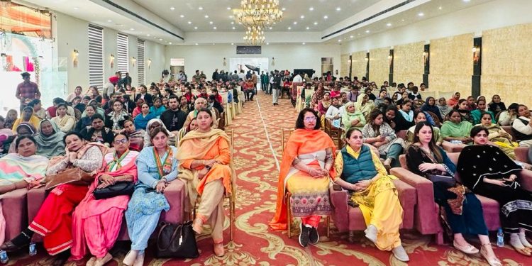 नारी शक्ति वंदन कार्यक्रम के अंतिम दिन प्रधानमंत्री नरिंदर मोदी के लाइव कार्यक्रम का बड़ी संख्या में हिस्सा बनी महिलाएं