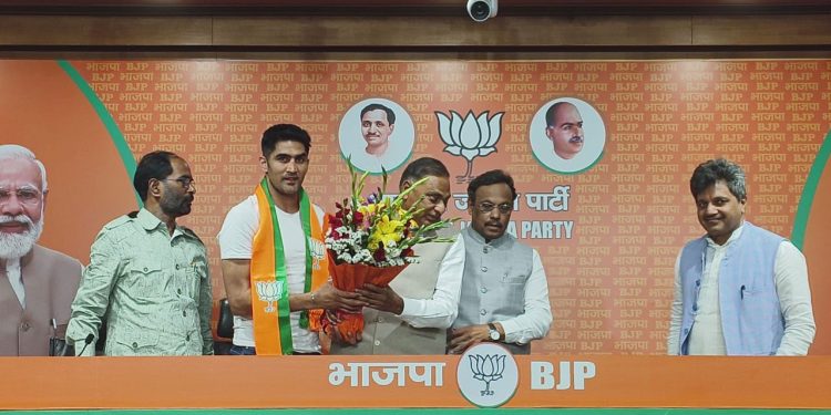 लोकसभा चुनाव के पहले बॉक्सर विजेंदर सिंह ने कांग्रेस का साथ छोड़ा लोकसभा चुनाव के पहले बॉक्सर विजेंदर सिंह ने कांग्रेस का साथ छोड़ा