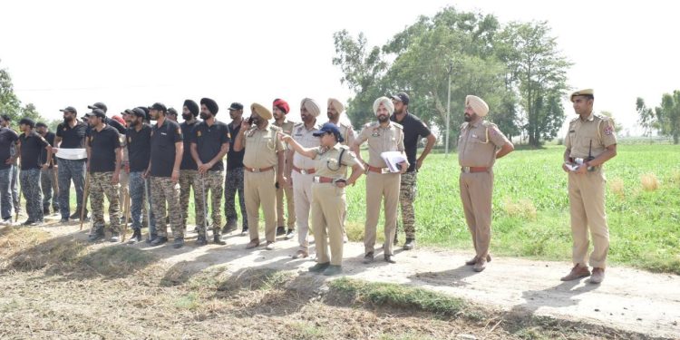 ਅੰਤਰਰਾਸ਼ਟਰੀ ਸਰਹੱਦ ਤੇ ਜੀਰੋ ਲਾਇਨ ਤੇ ਵਸੇ ਪਿੰਡ ਮੁਹਾਰ ਜਮਸੇਰ ਪਹੁੰਚ ਕੇ ਐਸਐਸਪੀ ਫਾਜ਼ਿਲਕਾ ਜੀ ਨੇ ਪੋਲਿੰਗ ਬੂਥ ਦੇ ਸੁੱਰਖਿਆ ਪ੍ਰਬੰਧਾ ਦਾ ਲਿਆ ਜਾਇਜਾ