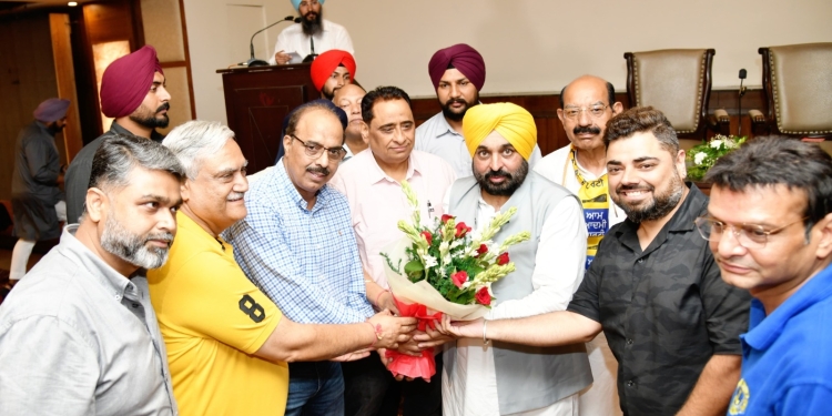 Punjab politics : ਮੁੱਖ ਮੰਤਰੀ ਭਗਵੰਤ ਮਾਨ ਨੇ ਜਲੰਧਰ ਸ਼ਹਿਰ ਦੇ ਵੱਖ-ਵੱਖ ਕਿੱਤਿਆਂ ਨਾਲ਼ ਸੰਬੰਧਿਤ ਵਪਾਰੀਆਂ ਨਾਲ ਕੀਤੀ ਮੀਟਿੰਗ