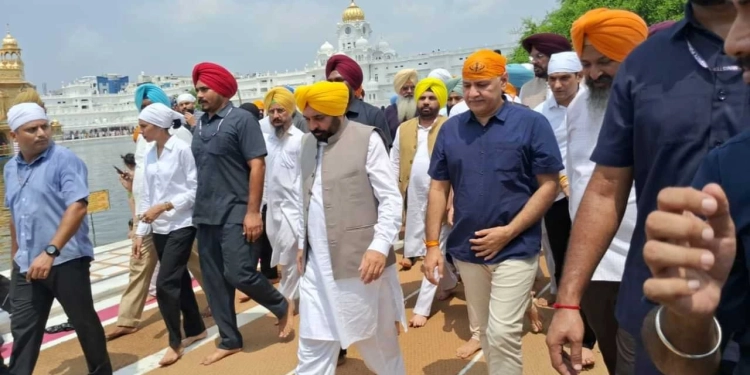 PUNJAB : ਮਨੀਸ਼ ਸਿਸੋਦੀਆ  ਤੇ ਮੁੱਖ ਮੰਤਰੀ ਭਗਵੰਤ ਮਾਨ ਸ੍ਰੀ ਦਰਬਾਰ ਸਾਹਿਬ ਵਿਖੇ ਹੋਏ ਨਤਮਸਤਕ