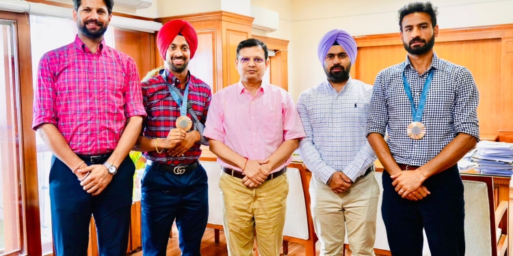 latest news of punjab: ਪੰਜਾਬ ਦੇ ਮੁੱਖ ਸਕੱਤਰ ਅਨੁਰਾਗ ਵਰਮਾ ਨੇ ਓਲੰਪਿਕਸ ਤਮਗ਼ਾ ਜੇਤੂ ਪੀ.ਸੀ.ਐਸ. ਅਫਸਰ ਹਾਕੀ ਖਿਡਾਰੀਆਂ ਨੂੰ ਦਿੱਤੀ ਮੁਬਾਰਕਬਾਦ