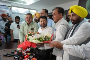 Punjab News: ਡਾ ਰਵਜੋਤ ਸਿੰਘ ਨੇ ਕੈਬਨਿਟ ਮੰਤਰੀਆਂ ਦੀ ਮੌਜੂਦਗੀ ਵਿੱਚ ਸਥਾਨਕ ਸਰਕਾਰਾਂ ਅਤੇ ਸੰਸਦੀ ਕਾਜ਼ ਮਾਮਲੇ ਮੰਤਰੀ ਵਜੋਂ ਅਹੁਦਾ ਸੰਭਾਲਿਆ