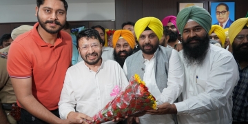 Punjab News: ਡਾ ਰਵਜੋਤ ਸਿੰਘ ਨੇ ਕੈਬਨਿਟ ਮੰਤਰੀਆਂ ਦੀ ਮੌਜੂਦਗੀ ਵਿੱਚ ਸਥਾਨਕ ਸਰਕਾਰਾਂ ਅਤੇ ਸੰਸਦੀ ਕਾਜ਼ ਮਾਮਲੇ ਮੰਤਰੀ ਵਜੋਂ ਅਹੁਦਾ ਸੰਭਾਲਿਆ Punjab News: ਡਾ ਰਵਜੋਤ ਸਿੰਘ ਨੇ ਕੈਬਨਿਟ ਮੰਤਰੀਆਂ ਦੀ ਮੌਜੂਦਗੀ ਵਿੱਚ ਸਥਾਨਕ ਸਰਕਾਰਾਂ ਅਤੇ ਸੰਸਦੀ ਕਾਜ਼ ਮਾਮਲੇ ਮੰਤਰੀ ਵਜੋਂ ਅਹੁਦਾ ਸੰਭਾਲਿਆ