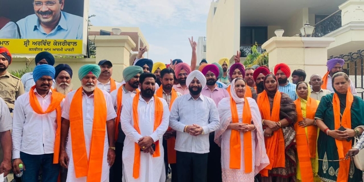 MOHALI : ਵਿਧਾਇਕ ਕੁਲਵੰਤ ਸਿੰਘ ਨੂੰ ਮਿਲਣ ਪੁੱਜੇ ਮੋਹਾਲੀ ਦੇ ਪਿੰਡਾਂ ‘ਚ ਚੁਣੀਆਂ ਪੰਚਾਇਤਾਂ ਦੇ ਸਰਪੰਚ ਤੇ ਪੰਚ