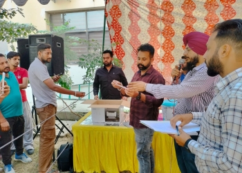 Fazilka News: ਵਧੀਕ ਡਿਪਟੀ ਕਮਿਸ਼ਨਰ ਦੀ ਅਗਵਾਈ ਹੇਠ ਵਿਚ ਪਟਾਕਿਆਂ ਦੀ ਵਿਕਰੀ ਲਈ ਕੱਢੇ ਡਰਾਅ, 67 ਲਾਇਸੈਂਸ ਜਾਰੀ