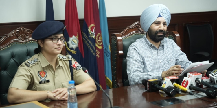 Punjab Police ਨੇ ਸਾਬਕਾ ਵਿਧਾਇਕ ਸਤਕਾਰ ਕੌਰ, ਉਸ ਦੇ ਭਤੀਜੇ ਨੂੰ ਖਰੜ ਤੋਂ ਹੈਰੋਇਨ ਤਸਕਰੀ ਕਰਦਿਆਂ ਕੀਤਾ ਗ੍ਰਿਫਤਾਰ; 128 ਗ੍ਰਾਮ ਹੈਰੋਇਨ, 1.56 ਲੱਖ ਰੁਪਏ ਦੀ ਨਕਦੀ ਬਰਾਮਦ