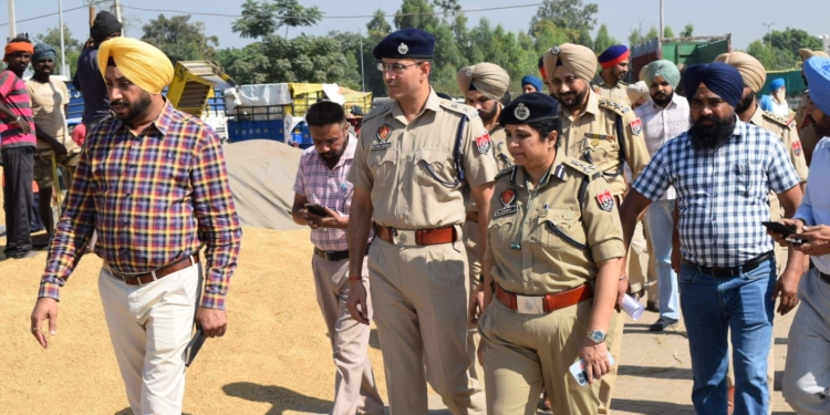 Punjab: ਡੀ ਆਈ ਜੀ ਨੀਲਾਂਬਰੀ ਜਗਦਲੇ ਅਤੇ ਐਸ ਐਸ ਪੀ ਦੀਪਕ ਪਾਰੀਕ ਨੇ ਕੁਰਾਲੀ ਮੰਡੀ ਦਾ ਦੌਰਾ ਕੀਤਾ