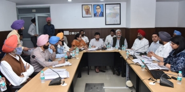 Punjab News: ਡਾ. ਰਵਜੋਤ ਸਿੰਘ ਨੇ ਵਿਕਾਸ ਕਾਰਜਾਂ ਨੂੰ ਤੇਜ਼ੀ ਨਾਲ ਮੁਕੰਮਲ ਕਰਨ ਲਈ ਅਧਿਕਾਰੀਆਂ ਨੂੰ ਦਿੱਤੇ ਨਿਰਦੇਸ਼ Punjab News: ਡਾ. ਰਵਜੋਤ ਸਿੰਘ ਨੇ ਵਿਕਾਸ ਕਾਰਜਾਂ ਨੂੰ ਤੇਜ਼ੀ ਨਾਲ ਮੁਕੰਮਲ ਕਰਨ ਲਈ ਅਧਿਕਾਰੀਆਂ ਨੂੰ ਦਿੱਤੇ ਨਿਰਦੇਸ਼