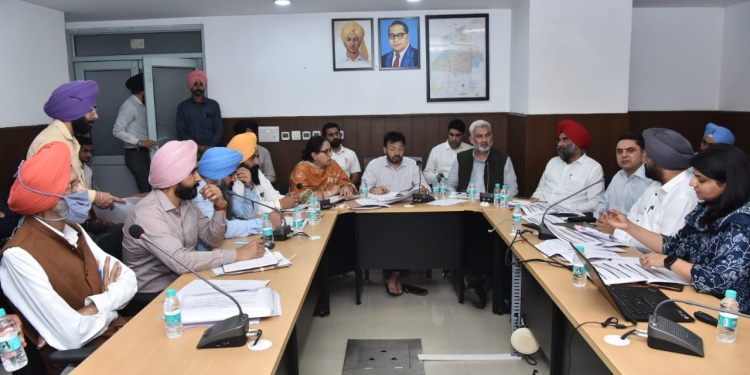 Punjab News: ਡਾ. ਰਵਜੋਤ ਸਿੰਘ ਨੇ ਵਿਕਾਸ ਕਾਰਜਾਂ ਨੂੰ ਤੇਜ਼ੀ ਨਾਲ ਮੁਕੰਮਲ ਕਰਨ ਲਈ ਅਧਿਕਾਰੀਆਂ ਨੂੰ ਦਿੱਤੇ ਨਿਰਦੇਸ਼