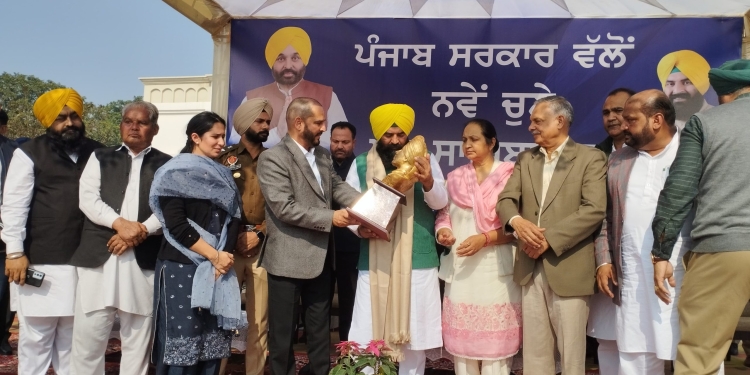 Punjab: ਡਿਪਟੀ ਸਪੀਕਰ ਰੌੜੀ ਵੱਲੋਂ ਨਵੇਂ ਚੁਣੇ ਗਏ ਪੰਚਾਂ ਨੂੰ ਪਿੰਡਾਂ ਦੇ ਵਿਕਾਸ ਲਈ ਸਮਰਪਿਤ ਹੋਣ ਦਾ ਸੱਦਾ Punjab: ਡਿਪਟੀ ਸਪੀਕਰ ਰੌੜੀ ਵੱਲੋਂ ਨਵੇਂ ਚੁਣੇ ਗਏ ਪੰਚਾਂ ਨੂੰ ਪਿੰਡਾਂ ਦੇ ਵਿਕਾਸ ਲਈ ਸਮਰਪਿਤ ਹੋਣ ਦਾ ਸੱਦਾ