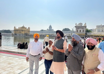 ਬੰਦੀ ਛੋੜ ਦਿਵਸ ਮੌਕੇ ਹਰਿਮੰਦਰ ਸਾਹਿਬ ਨਤਮਸਤਕ ਹੋਏ ਕੈਬਨਿਟ ਮੰਤਰੀ ਕੁਲਦੀਪ ਧਾਲੀਵਾਲ