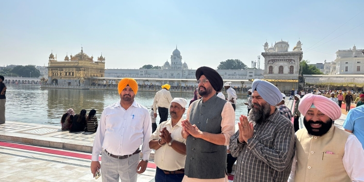 AMRITSAR NEWS :ਸ੍ਰੀ ਹਰਿਮੰਦਰ ਸਾਹਿਬ ਵਿਖੇ ਨਤਮਸਤਕ ਹੋਏ ਕੈਬਨਿਟ ਮੰਤਰੀ ਕੁਲਦੀਪ ਸਿੰਘ ਧਾਲੀਵਾਲ