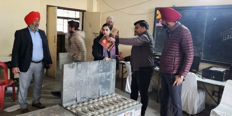 Amritsar DC ਨੇ ਚੋਣਾਂ ਨੂੰ ਲੈ ਕੇ ਸਟਰਾਂਗ ਰੂਮ ਦਾ ਕੀਤਾ ਦੌਰਾ Amritsar DC ਨੇ ਚੋਣਾਂ ਨੂੰ ਲੈ ਕੇ ਸਟਰਾਂਗ ਰੂਮ ਦਾ ਕੀਤਾ ਦੌਰਾ