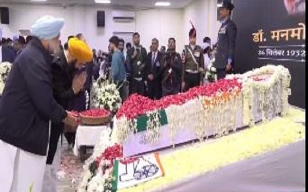 Manmohan ਸਿੰਘ ਨੂੰ ਸੁਖਜਿੰਦਰ ਸਿੰਘ ਰੰਧਾਵਾ ਨੇ ਕੀਤੀ ਸ਼ਰਧਾਂਜਲੀ ਭੇਟ