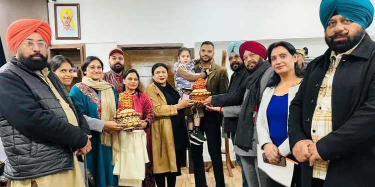 Latest Punjab News: ਨੰਨ੍ਹੀ ਬੇਟੀ ਨਯਨਾ ਨੂੰ ਲੋਹੜੀ ਦੀ ਗਾਗਰ ਦੇ ਕੇ ਦਿੱਤਾ “ਧੀਆਂ ਦੇ ਲੋਹੜੀ ਮੇਲੇ” ‘ਤੇ ਆਉਣ ਦਾ ਸੱਦਾ