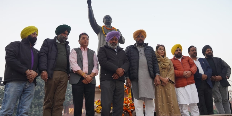 ‘AAP’ ਆਗੂਆਂ ਨੇ ਡਾ. ਅੰਬੇਡਕਰ ਦੀ ਤੋੜ-ਫੋੜ ਕੀਤੀ ਗਈ ਮੂਰਤੀ ‘ਤੇ ਹਾਰ ਪਾ ਕੇ ਸ਼ਰਧਾ ਦੇ ਫੁੱਲ ਕੀਤੇ ਭੇਟ