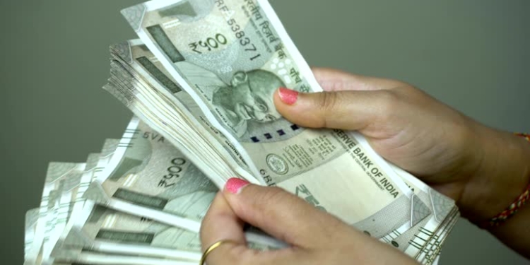 INDIAN WOMEN COUNTING INDIAN CURRENCY