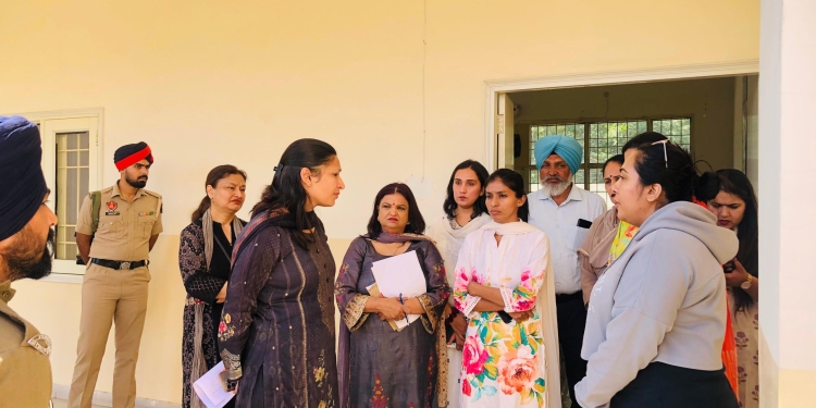Mohali News: ਡੀ.ਸੀ. ਵੱਲੋਂ ਜ਼ਿਲ੍ਹਾ ਨਸ਼ਾ ਛੁਡਾਊ ਅਤੇ ਮੁੜ ਵਸੇਬਾ ਕੇਂਦਰ ਦਾ ਦੌਰਾ Mohali News: ਡੀ.ਸੀ. ਵੱਲੋਂ ਜ਼ਿਲ੍ਹਾ ਨਸ਼ਾ ਛੁਡਾਊ ਅਤੇ ਮੁੜ ਵਸੇਬਾ ਕੇਂਦਰ ਦਾ ਦੌਰਾ
