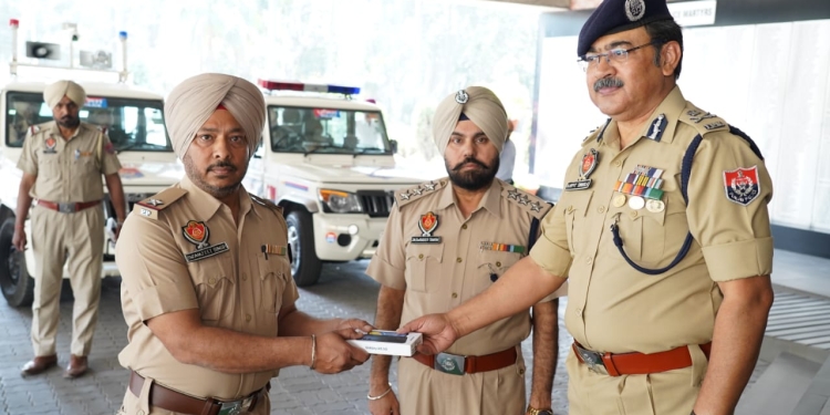 ਰਿਸਪਾਂਸ ਸਮੇਂ ਨੂੰ ਘਟਾਉਣ ਲਈ Punjab Police ਦੇ ਐਮਰਜੈਂਸੀ ਰਿਸਪਾਂਸ ਵਾਹਨਾਂ ਨੂੰ ਸਮਾਰਟ ਫ਼ੋਨਾਂ ਨਾਲ ਕੀਤਾ ਅਪਗ੍ਰੇਡ