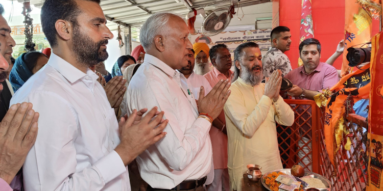 ਕੈਬਨਿਟ ਮੰਤਰੀ ਬਰਿੰਦਰ ਗੋਇਲ ਦੀ ਅਗਵਾਈ ਵਿੱਚ ਆਪ ਆਗੂਆਂ ਨੇ ਪਹਿਲਗਾਮ ਅੱਤਵਾਦ ਪੀੜਤਾਂ ਦੀ ਯਾਦ ਵਿੱਚ ਮੋਹਾਲੀ ਦੇ ਸ਼੍ਰੀ ਹਨੂੰਮਾਨ ਮੰਦਰ ਵਿਖੇ ਪ੍ਰਾਰਥਨਾ ਕੀਤੀ
