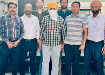 Punjab Government ਦੀ ਭ੍ਰਿਸ਼ਟਾਚਾਰ ਵਿਰੁੱਧ ਮੁਹਿੰਮ: Vigilance Bureau ਵੱਲੋਂ ਰਿਸ਼ਵਤ ਲੈਂਦਾ ਕਲਰਕ ਰੰਗੇ ਹੱਥੀਂ ਕਾਬੂ Punjab Government ਦੀ ਭ੍ਰਿਸ਼ਟਾਚਾਰ ਵਿਰੁੱਧ ਮੁਹਿੰਮ: Vigilance Bureau ਵੱਲੋਂ ਰਿਸ਼ਵਤ ਲੈਂਦਾ ਕਲਰਕ ਰੰਗੇ ਹੱਥੀਂ ਕਾਬੂ