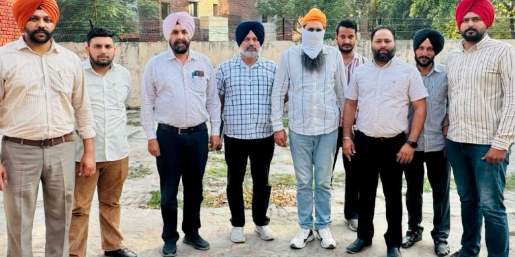 ‘AAP GOVERNMENT’ ਦੀ ਭ੍ਰਿਸ਼ਟਾਚਾਰ ਵਿਰੁੱਧ ਮੁਹਿੰਮ : ਰਿਸ਼ਵਤ ਲੈਂਦਾ ਪਟਵਾਰੀ VIGILANCE BUREAU ਵੱਲੋਂ ਗ੍ਰਿਫ਼ਤਾਰ ‘AAP GOVERNMENT’ ਦੀ ਭ੍ਰਿਸ਼ਟਾਚਾਰ ਵਿਰੁੱਧ ਮੁਹਿੰਮ : ਰਿਸ਼ਵਤ ਲੈਂਦਾ ਪਟਵਾਰੀ VIGILANCE BUREAU ਵੱਲੋਂ ਗ੍ਰਿਫ਼ਤਾਰ