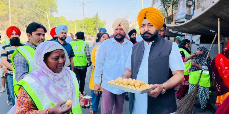 ‘AAP’ ਸਰਕਾਰ ਦੀ ਮੈਗਾ ਸਫਾਈ ਮੁਹਿੰਮ; ਵਿਧਾਇਕਾਂ, ਮੰਤਰੀਆਂ ਅਤੇ ਵਲੰਟੀਅਰਾਂ ਨੇ ਸ਼ਹਿਰ ਨੂੰ ਸਾਫ਼-ਸੁਥਰਾ ਬਣਾਉਣ ਲਈ ਮਿਲਾਇਆ ਹੱਥ ‘AAP’ ਸਰਕਾਰ ਦੀ ਮੈਗਾ ਸਫਾਈ ਮੁਹਿੰਮ; ਵਿਧਾਇਕਾਂ, ਮੰਤਰੀਆਂ ਅਤੇ ਵਲੰਟੀਅਰਾਂ ਨੇ ਸ਼ਹਿਰ ਨੂੰ ਸਾਫ਼-ਸੁਥਰਾ ਬਣਾਉਣ ਲਈ ਮਿਲਾਇਆ ਹੱਥ