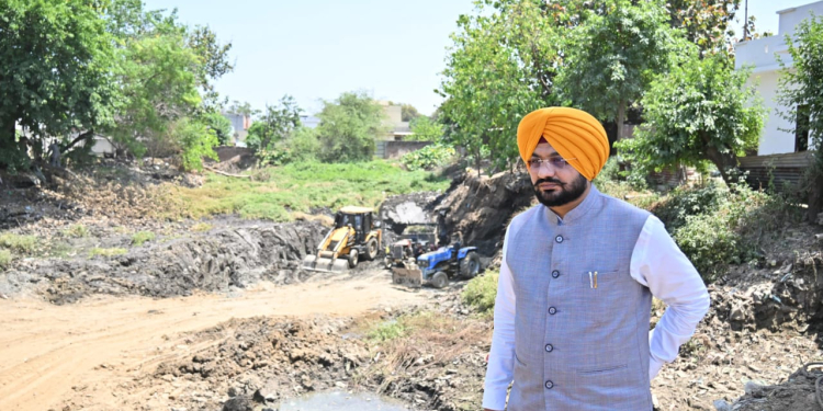 ‘AAP’ ਦੀ Punjab ਵਿੱਚ ਟੋਭਿਆਂ ਦੀ ਸਫਾਈ ਮੁਹਿੰਮ ਦਾ ਨਤੀਜਾ: ਖੰਨਾ ਦੇ ਪਿੰਡ ਭੁਮੱਦੀ ਦੇ ਟੋਭੇ ਦੀ 50 ਸਾਲ ਬਾਅਦ ਹੋਈ ਸਫ਼ਾਈ ‘AAP’ ਦੀ Punjab ਵਿੱਚ ਟੋਭਿਆਂ ਦੀ ਸਫਾਈ ਮੁਹਿੰਮ ਦਾ ਨਤੀਜਾ: ਖੰਨਾ ਦੇ ਪਿੰਡ ਭੁਮੱਦੀ ਦੇ ਟੋਭੇ ਦੀ 50 ਸਾਲ ਬਾਅਦ ਹੋਈ ਸਫ਼ਾਈ