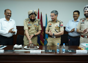DIG ਮਨਦੀਪ ਸਿੰਘ ਸਿੱਧੂ ਦੀ 37 ਸਾਲਾਂ ਦੀ ਸ਼ਾਨਦਾਰ POLICE ਸੇਵਾ ਬਦਲੇ DGP ਗੌਰਵ ਯਾਦਵ ਨੇ ਰਾਜ ਪੱਧਰੀ ਮੀਟਿੰਗ ਵਿੱਚ ਕੇਕ ਕੱਟਕੇ ਕੀਤੀ ਸ਼ਲਾਘਾ